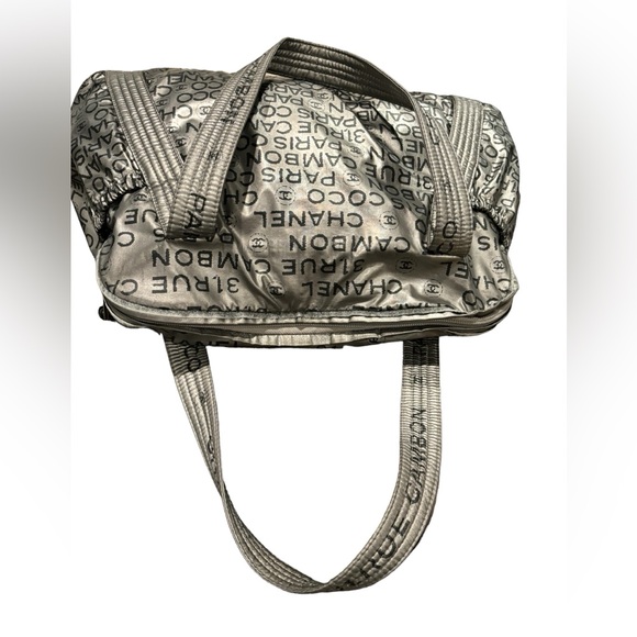 Chanel Silver 31 Rue Cambon Hobo Bag. In good condition. Minimal wear - Picture 9 of 16